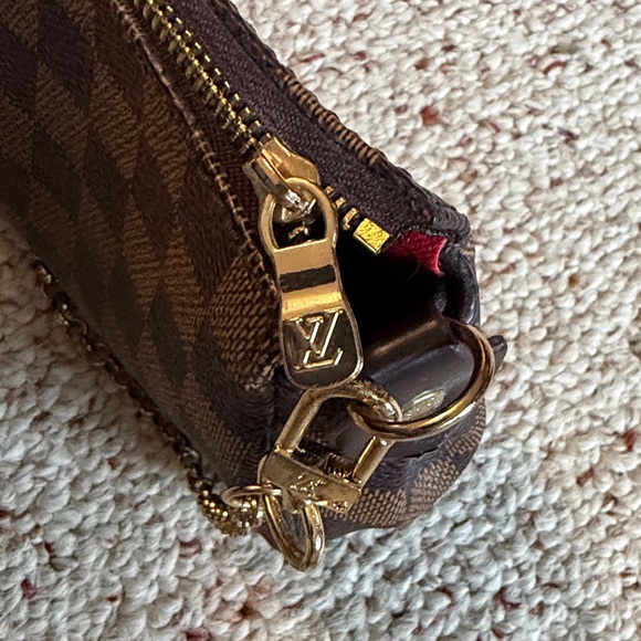 Not Authentic Louis Vuitton Damier Crossbody - Picture 4 of 6